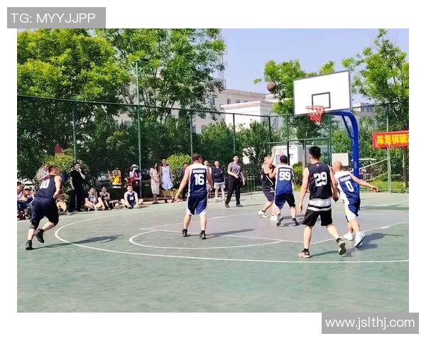 初三篮球赛季即将开启学生们的热情与梦想在球场上交汇