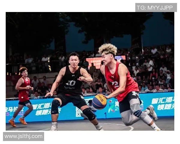 夜晚篮球场上的激情对决与友谊的光辉瞬间